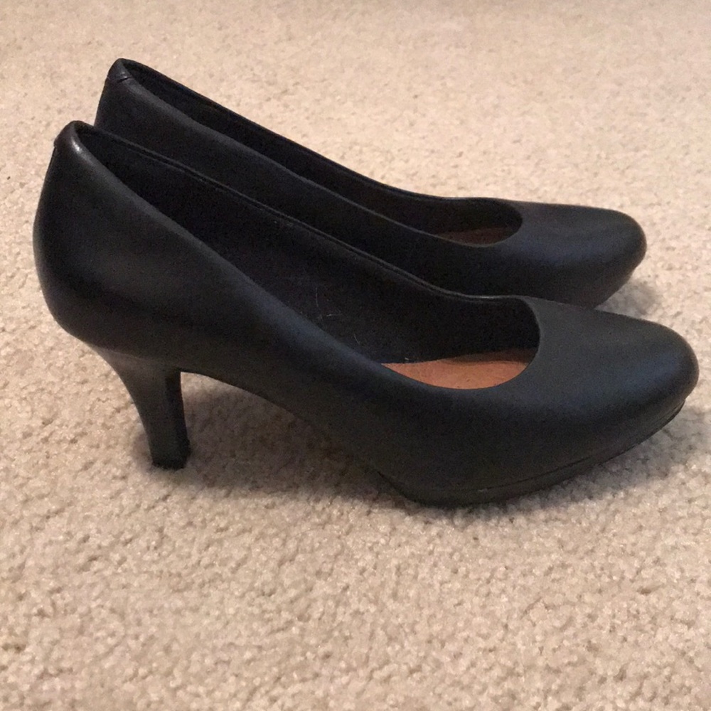 Black pumps. Lots of padding. Perfect for work.